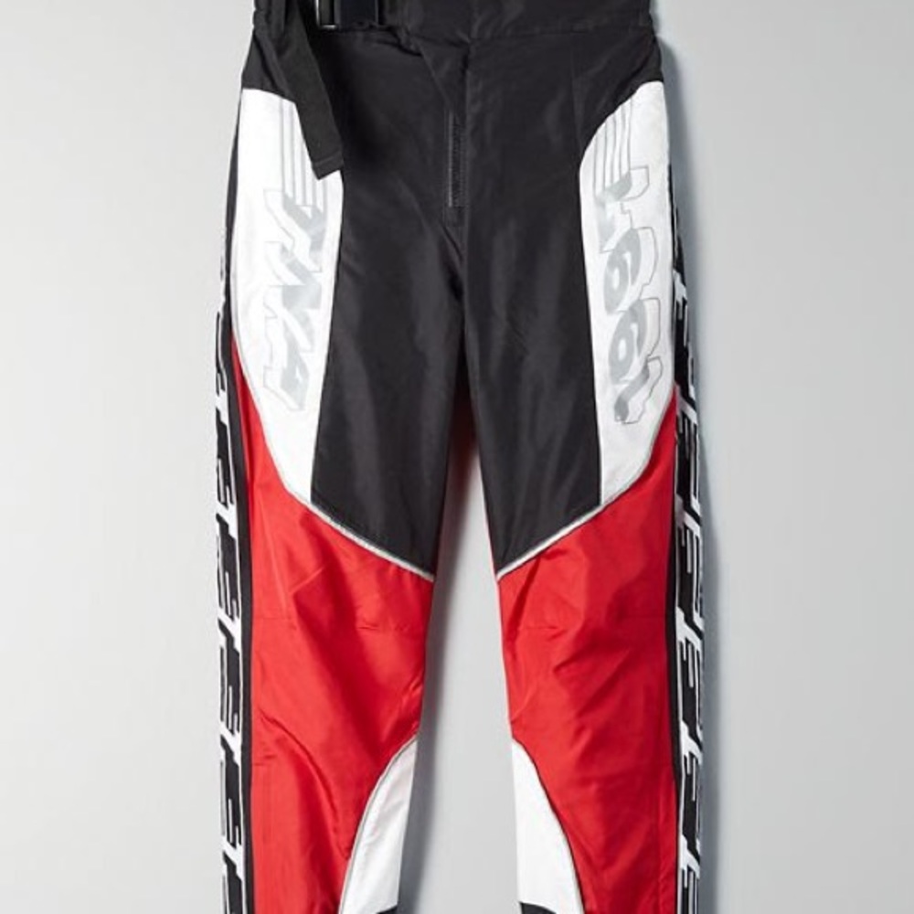 Aritzia L EUC TNA mission pant - black/red/white